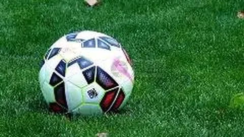 冯巩街头就餐与民众举杯合影，尽显亲和力